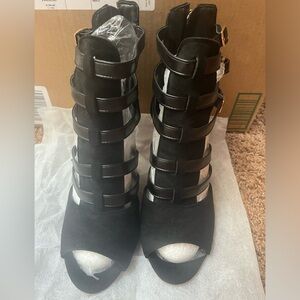 Women’s high-heel sandal with buckles